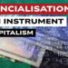 Mazzetto di dollari e listino di borsa