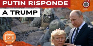 Soldati pancia a terra nel fango. Vladimir Putin tiene la mano sulla testa di Donald Trump inginocchiato