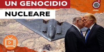 Un drone. Benjamin Netanhyau e Donald Trump che si baciano sulla bocca in primo piano