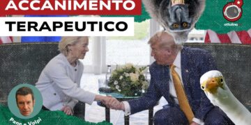Ursula von der Leyen e Donald Trump si stringono la mano. Oca stupita in primo piano