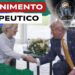 Ursula von der Leyen e Donald Trump si stringono la mano. Oca stupita in primo piano
