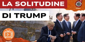 Campidoglio in rovina. Donald Trump isolato da 4 uomini asiatici in primo piano