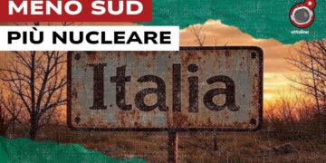 Cartello stradale arrugginito con la dicitura Italia. Sullo sfondo un bosco incendiato