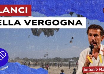 Lancio di viveri con i paracadute a Gaza. Antonio Mazzeo in primo piano