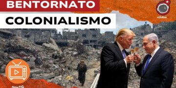 Macerie di Gaza. Donald Trump e Benjamin Netanhyau brindano in primo piano