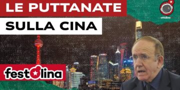 Panorama di una città cinese di notte. Pino Arlacchi in primo piano