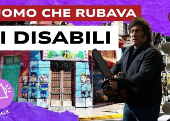 Scorcio di paese argentino. Javier Milei con la motosega in primo piano