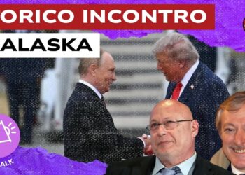 Vladimir Putin e Donald Trump si stringono la mano al summit in Alaska. Gianandrea Gaiani e Paolo di Mizio in primo piano