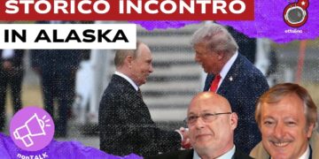 Vladimir Putin e Donald Trump si stringono la mano al summit in Alaska. Gianandrea Gaiani e Paolo di Mizio in primo piano