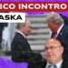 Vladimir Putin e Donald Trump si stringono la mano al summit in Alaska. Gianandrea Gaiani e Paolo di Mizio in primo piano