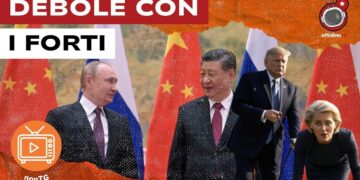 Vladimir Putin e Xi Jinping con bandiere cinesi e russe sullo sfondo. Donald Trump con Ursula von der Leyen al guinzaglio in primo piano
