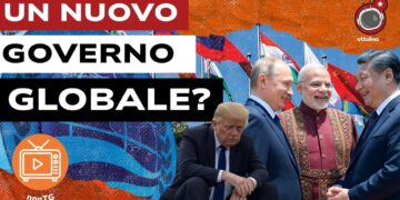 Bandiere allo SCO. In primo piano, Donald Trump deluso e Vladimir Putin, Narendra Modi e Xi Jinping sorridenti