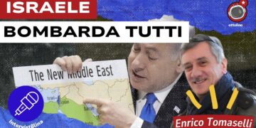 Benjamin Netanhyau mostra una mappa del Medio Oriente. Enrico Tomaselli in primo piano