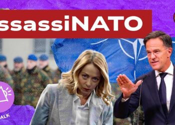 Esercito con bandiera NATO. Giorgia Meloni e Mark Rutte in primo piano