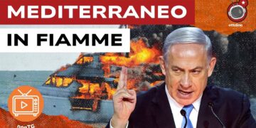 Imbarcazione in fiamme. Banjamin Netanhyau in primo piano