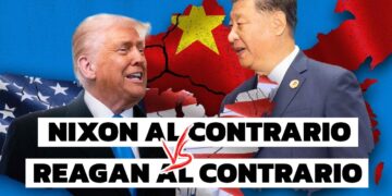 Mappe di USA e Cina con lo sfondo delle reciproche bandiere. Donald Trump e Xi Jinping in primo piano
