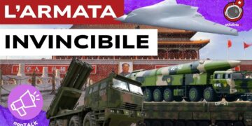 Mezzi militari e armi cinesi con Mao Tse Tung sullo sfondo