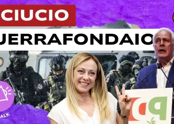 Militari in assetto di guerra. Giorgia Meloni e Eugenio Giani in primo piano