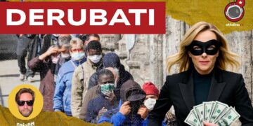 Persone in fila alla mensa dei poveri. Giorgia Meloni vestita da rapinatrice in primo piano