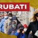 Persone in fila alla mensa dei poveri. Giorgia Meloni vestita da rapinatrice in primo piano