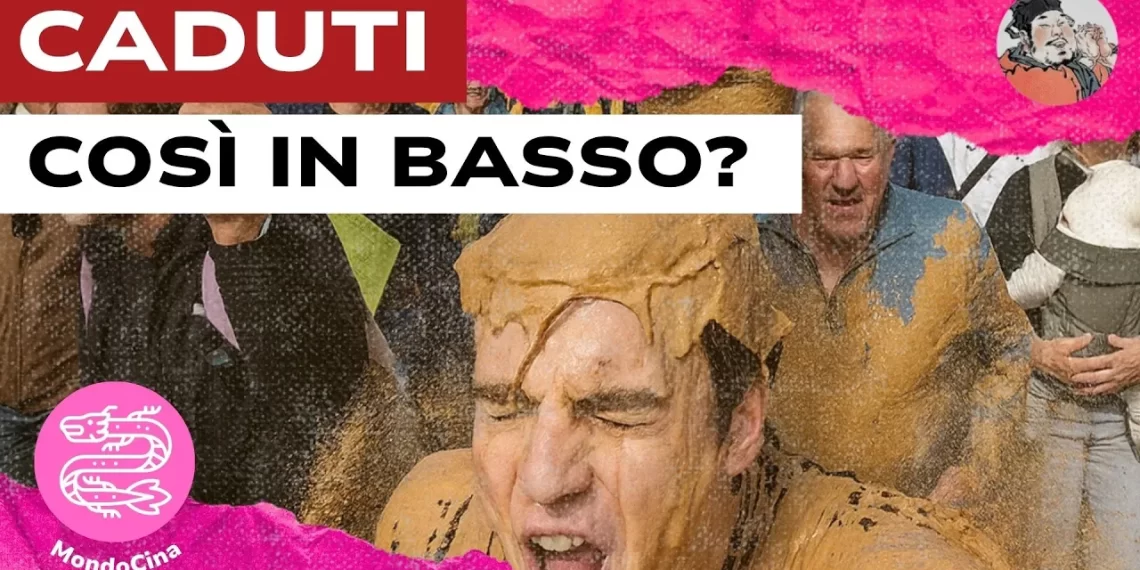 Persone ricoperte di una sostanza molle e marrone
