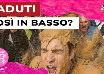 Persone ricoperte di una sostanza molle e marrone