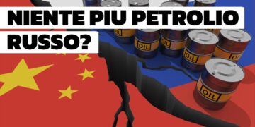 Bandiere cinese e russa separate da una frattura. Barili di petrolio sulla bandiera russa