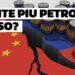 Bandiere cinese e russa separate da una frattura. Barili di petrolio sulla bandiera russa