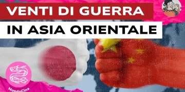 Due pugni con dipinte le bandiere di Giappone e Cina