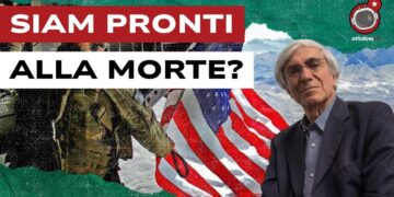 Militare con la bandiera americana. Angelo d'Orsi in primo piano