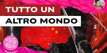 Militari rendono onore alla bandiera cinese