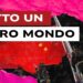 Militari rendono onore alla bandiera cinese