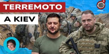 Soldati in trincea. Volodymyr Zelensky e Andrij Jermak in divisa militare in primo piano