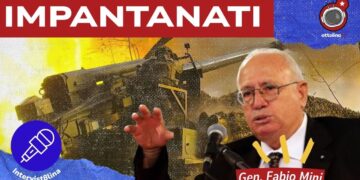 Arma bellica in uno scenario di guerra. Fabio Mini in primo piano