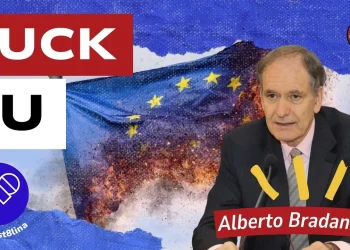 Bandiera dell'Ue bruciata. Alberto Bradanini in primo piano