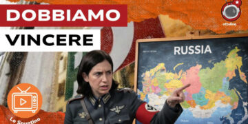 Logo del PD. Elly Schlein vestita da militare davanti a una lavagna con la mappa del mondo in primo piano