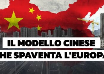 Nuova modernissima città in costruzione con la sagoma della Cina riempita con la sua bandiera sullo sfondo