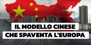Nuova modernissima città in costruzione con la sagoma della Cina riempita con la sua bandiera sullo sfondo