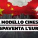 Nuova modernissima città in costruzione con la sagoma della Cina riempita con la sua bandiera sullo sfondo