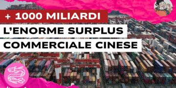 Visione panoramica di numerosissimi container