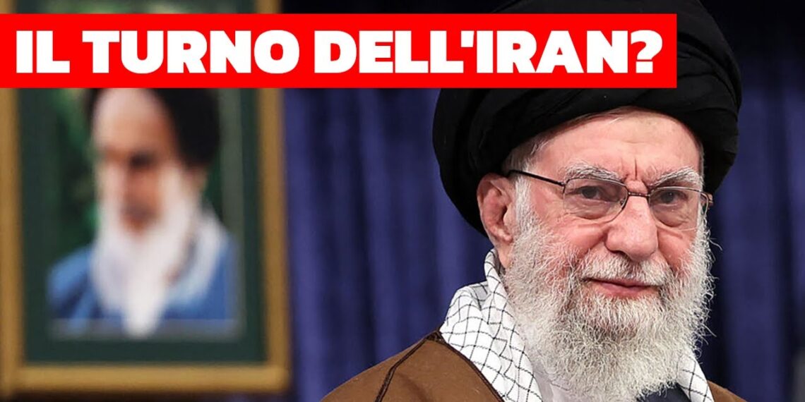 Ali Khamenei. Sullo sfondo, immagine sfocata dell'ayatollah Khomeyni