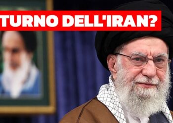 Ali Khamenei. Sullo sfondo, immagine sfocata dell'ayatollah Khomeyni