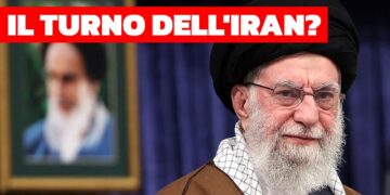 Ali Khamenei. Sullo sfondo, immagine sfocata dell'ayatollah Khomeyni