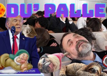 Donald Trump parla davanti a un leggio e a un microfono. Tutt'attorno persone e animali che dormono