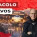 World Economic Forum di Davos immerso in un paesaggio fatato. Larry Fink con un abito scuro da personaggio delle favole in primo piano