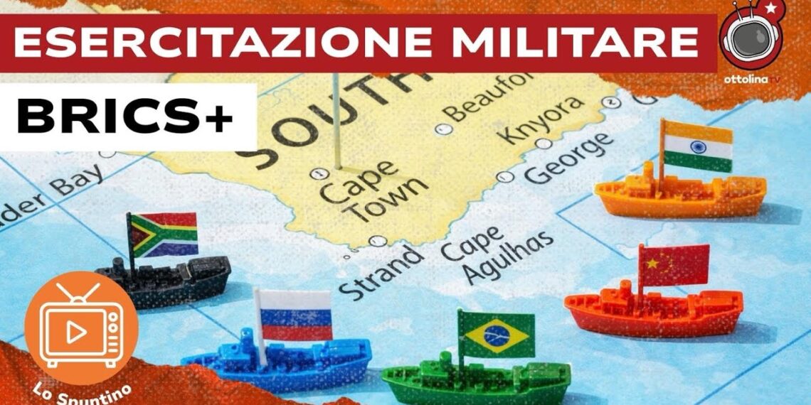 Mappa del Sudafrica con piccole navi giocattolo battenti le bandiere dei BRICS