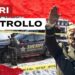 Posto di blocco della polizia USA. Donald Trump truccato e vestito come Adolf Hitler in primo piano