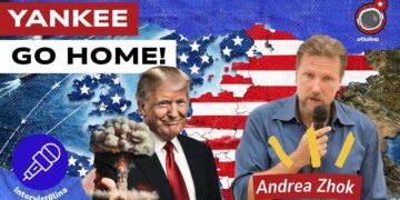 Sagoma dell'Europa a stelle e strisce. Donald Trump con un fungo atomico in mano e Andrea Zhok in primo piano