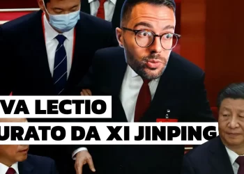 Seduta parlamentare cinese. Simone Guida (Nova Lectio) e Xi Jinping in primo piano