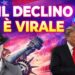 Bandiera USA con simbologie di declino a sinistra. A destra magnificenza cinese. In primo piano J-ax e Donald Trump che abbraccia un Labubu